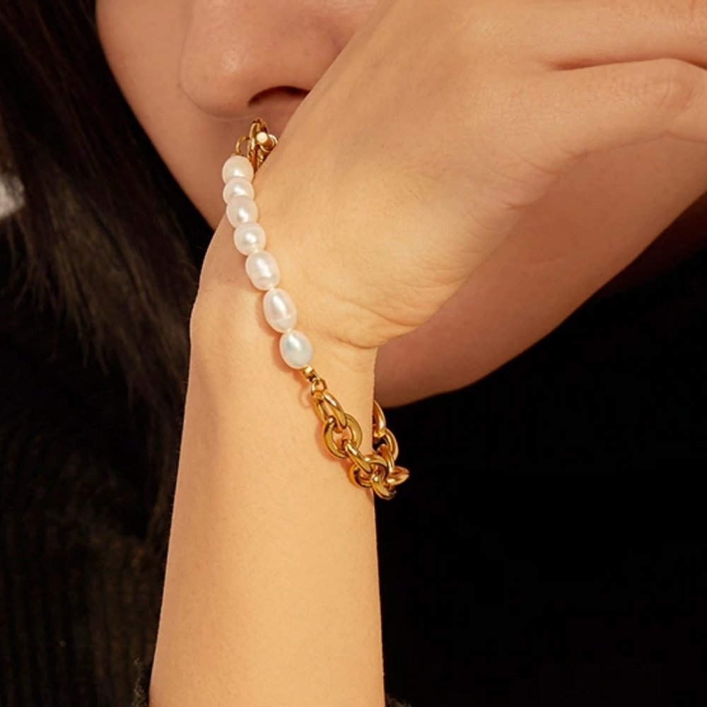 New 18K Gold Plated Natural Pearl Circle Bar Toggle Bracelet - Picture 4 of 6